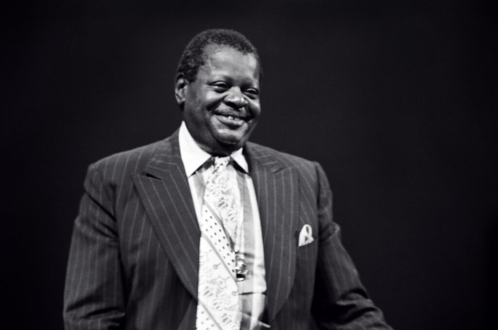 Oscar Peterson, By Tom Marcello Webster, New York, USA - Oscar Peterson portrait -1977, CC BY-SA 2.0, https://commons.wikimedia.org/w/index.php?curid=3889466 -- Jazz Fusion? The Big Apple News | 12/1977